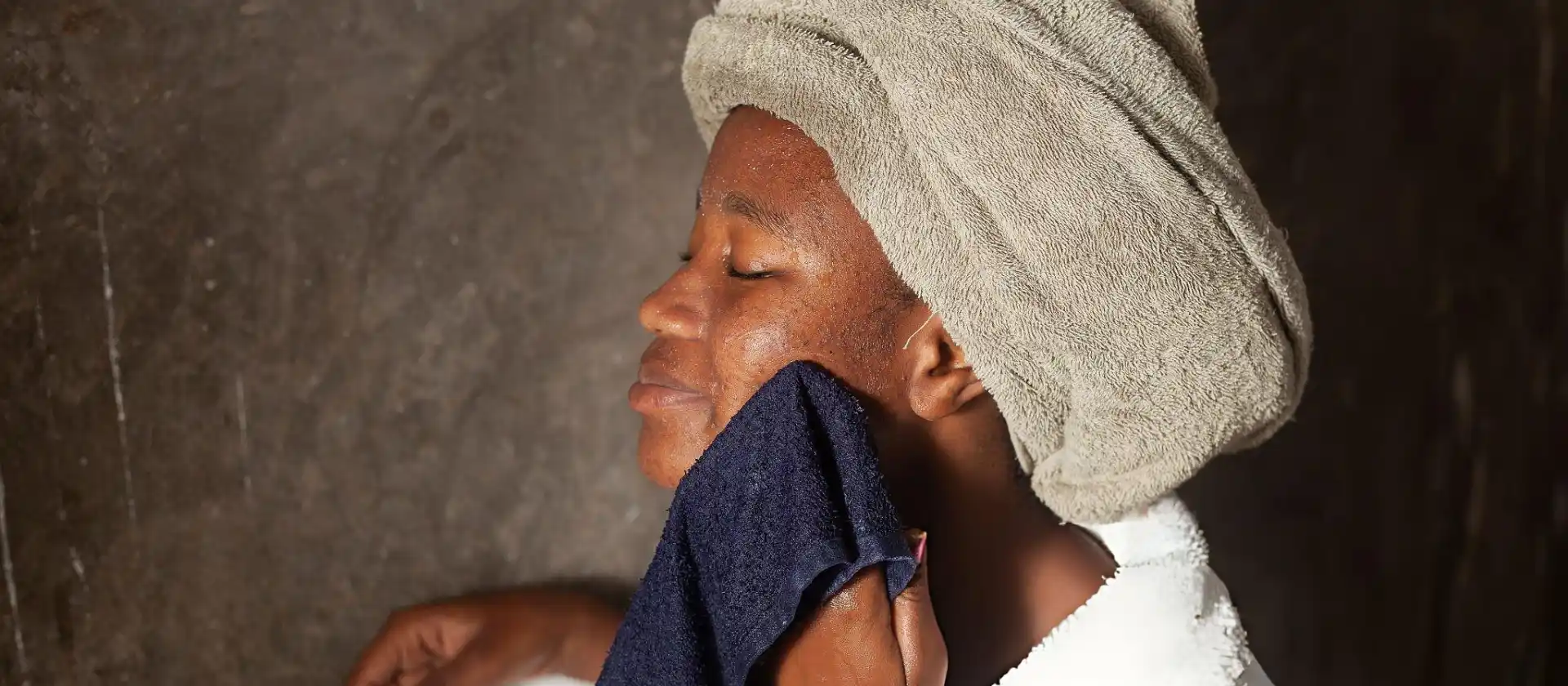 Routine beauté simplifiée avec le savon noir Nigeria Naija Store pour une peau équilibrée à Abidjan
